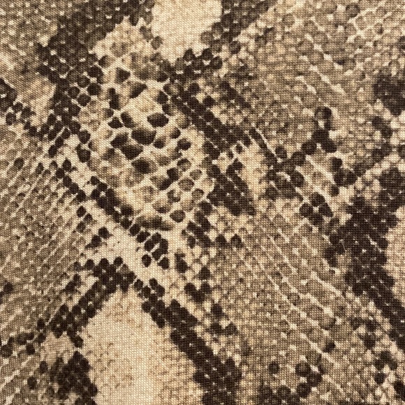 Snake print thin material turtle neck - Picture 2 of 2
